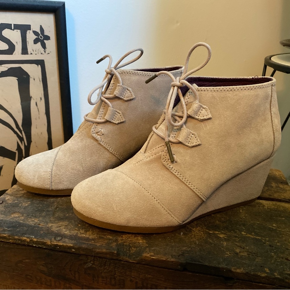 TOMS Kala Desert Wedge Bootie, Tan suede, size 8